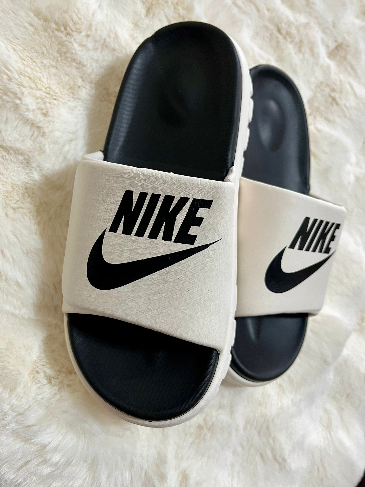 Papuci Dama Nk Alb/Negru