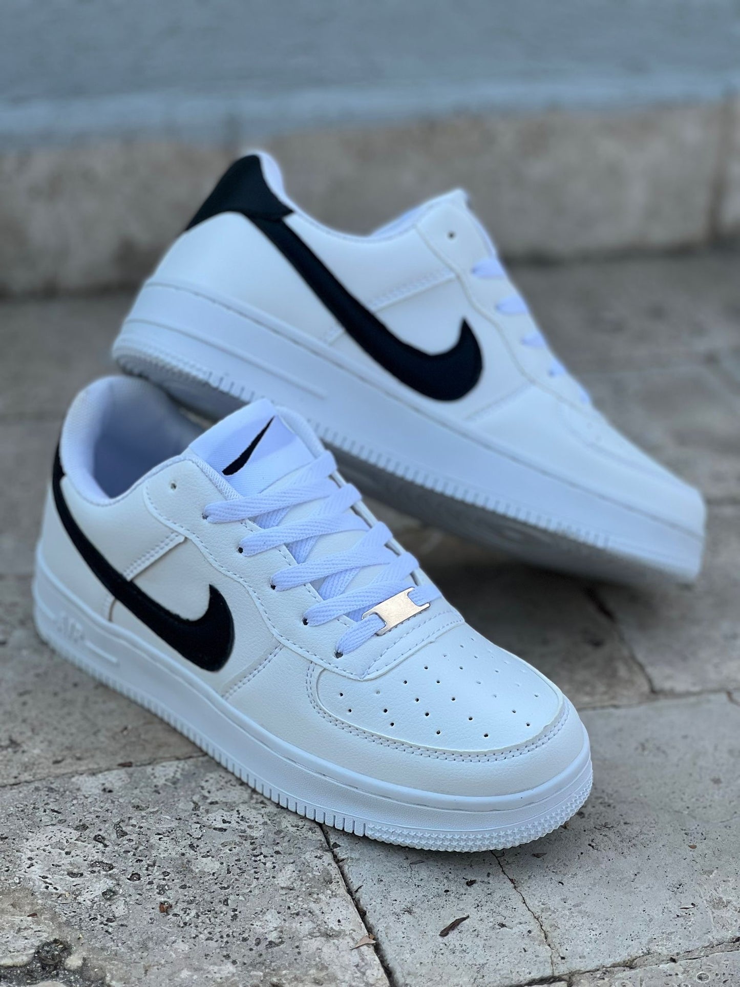 AF Alb/Negru (Cadou Tricou+Sosete)