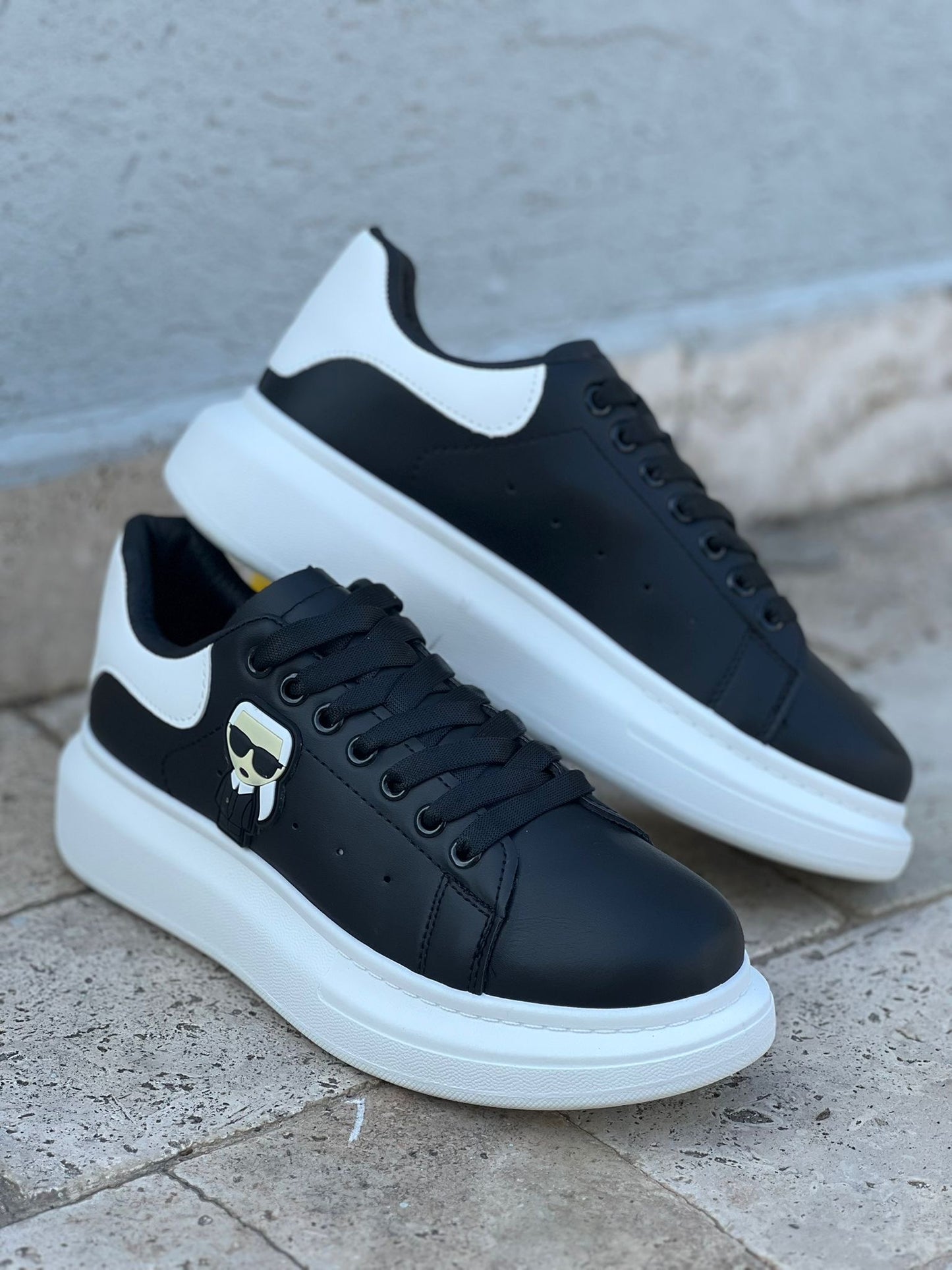 Carl Negru/Talpa Alba (Cadou Tricou+Sosete)