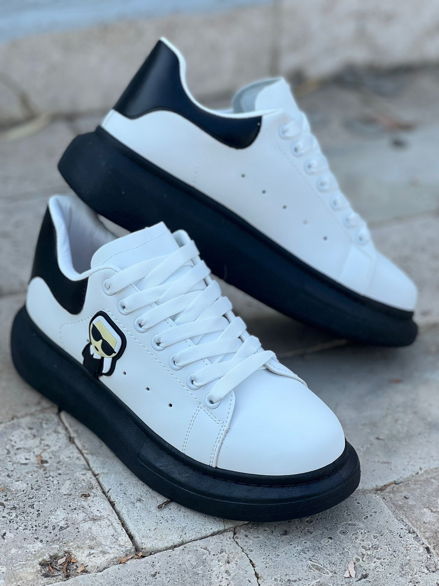 Carl Alb Talpa/Negru (Cadou Tricou+Sosete)