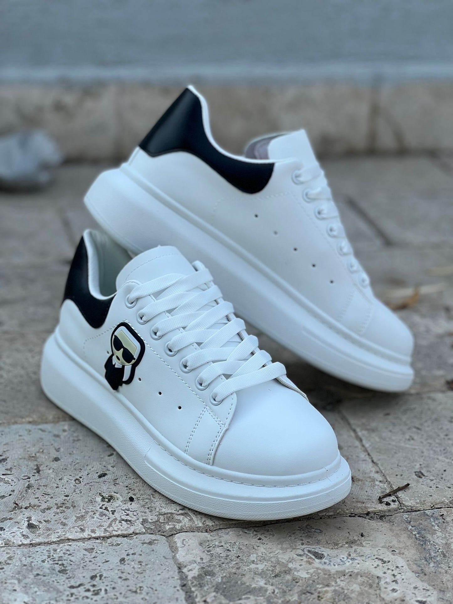 Carl Alb/Negru (Cadou Tricou+Sosete)